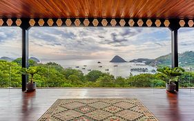 Paradise Garage Komodo Villa